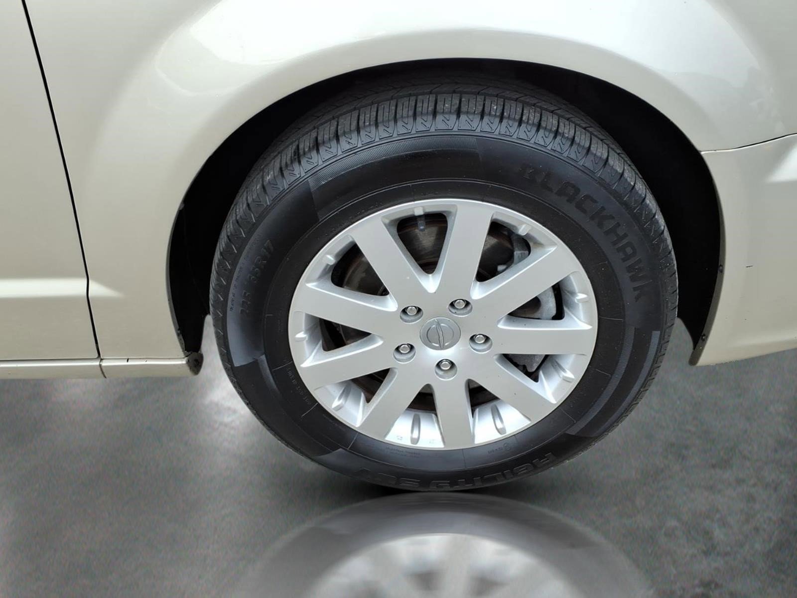 Used 2015 Chrysler Town & Country Touring FWD image 10
