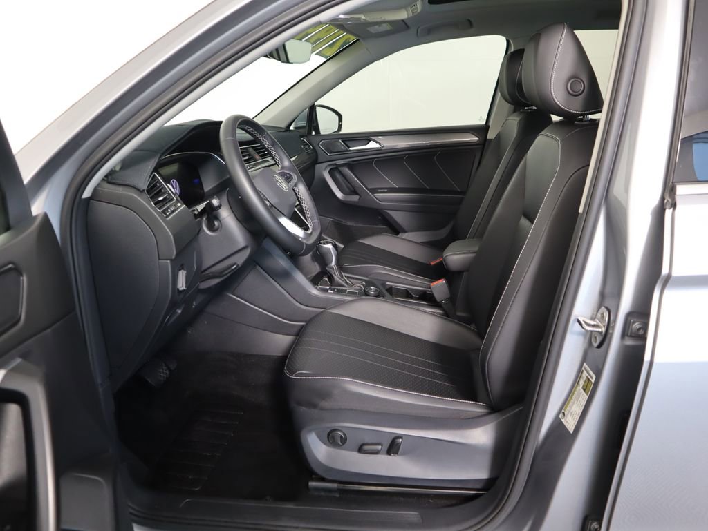 Used 2022 Volkswagen Tiguan SE w/ Panoramic Sunroof Package image 19