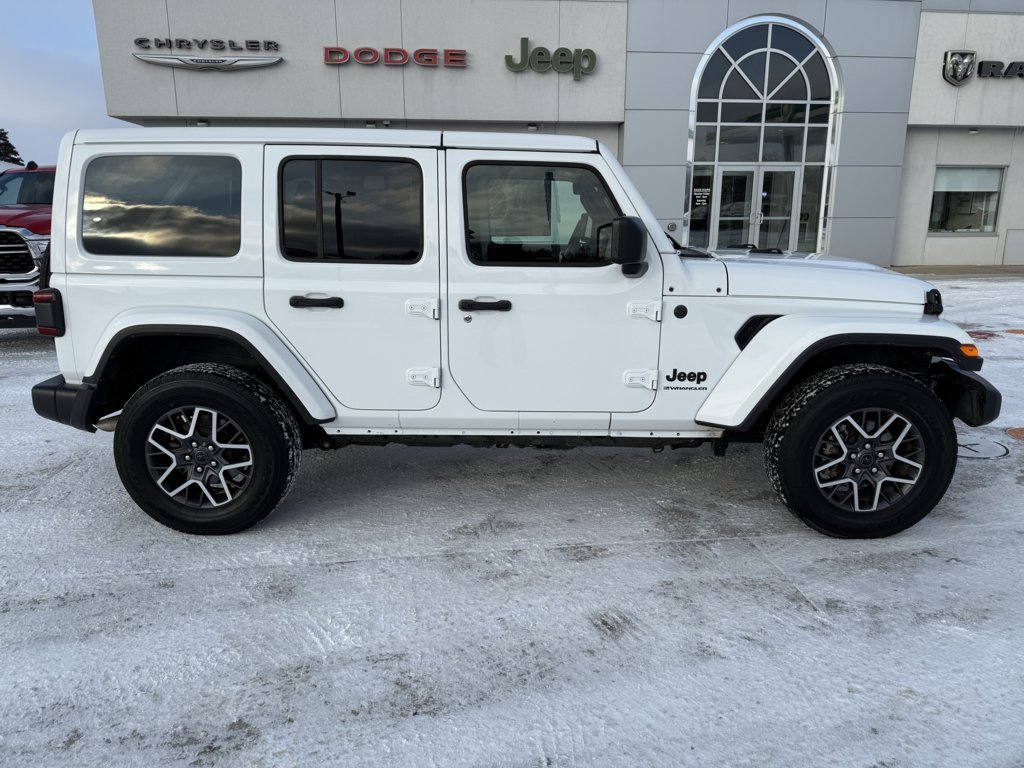 Used 2025 Jeep Wrangler Unlimited Sahara AWD/4WD image 9