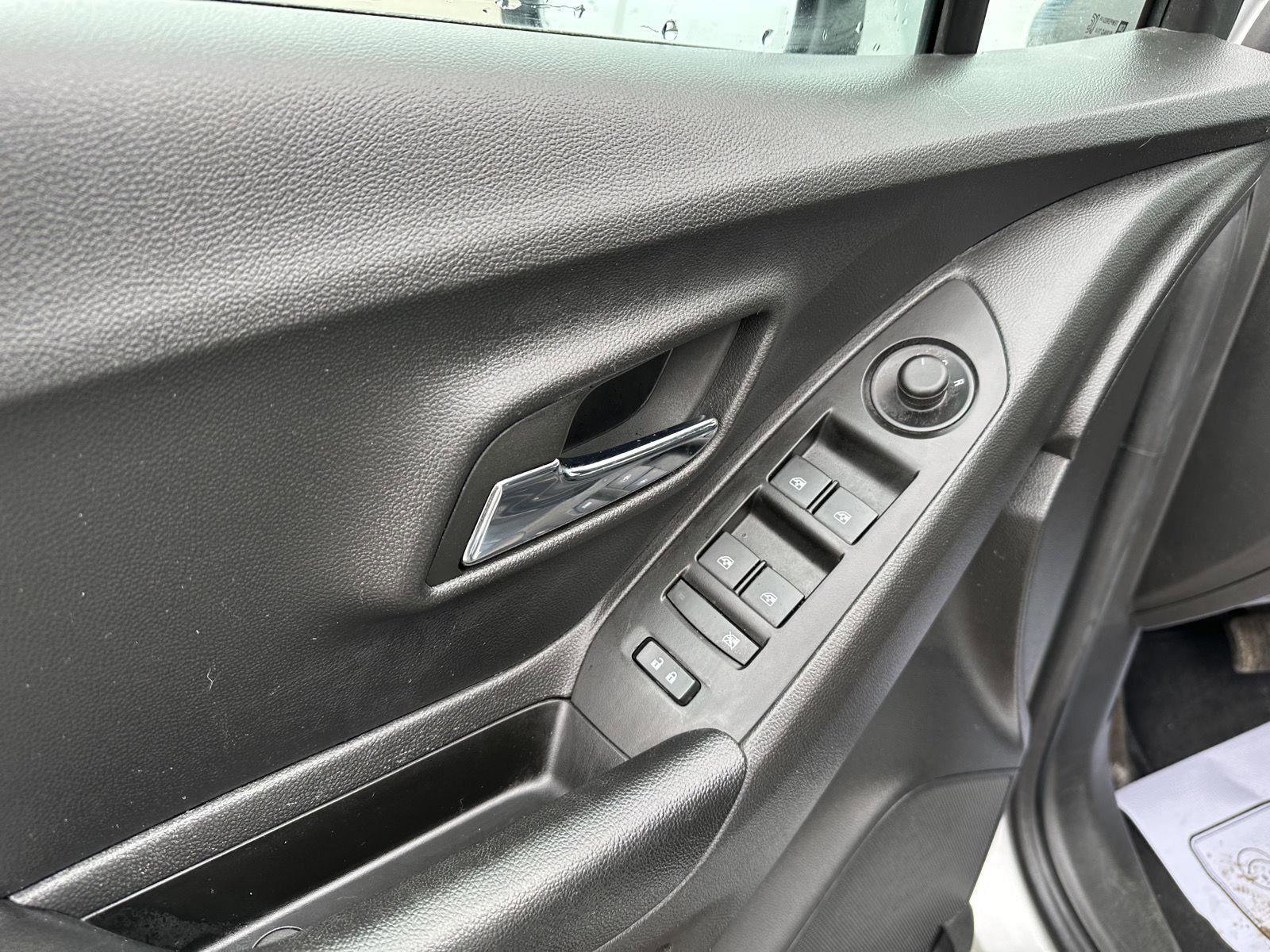 Used 2022 Chevrolet Trax LT w/ LT Convenience Package image 16