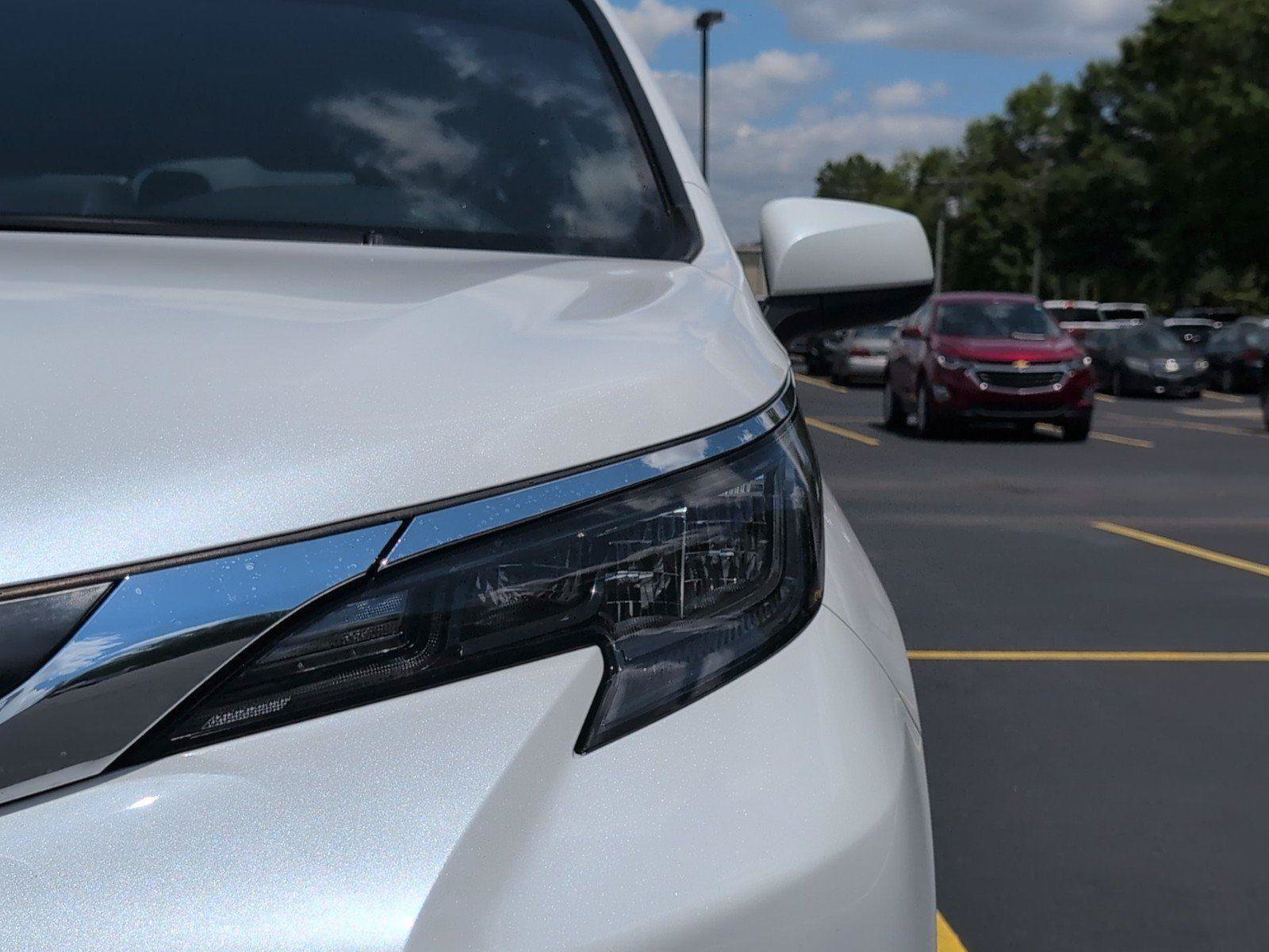 Used 2024 Toyota Sienna XLE FWD image 12