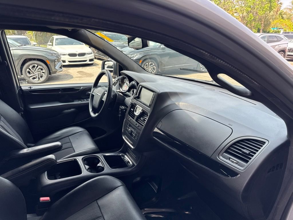 Used 2015 Chrysler Town & Country S FWD image 11