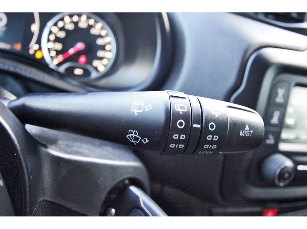 Used 2015 Jeep Renegade Latitude AWD/4WD image 18