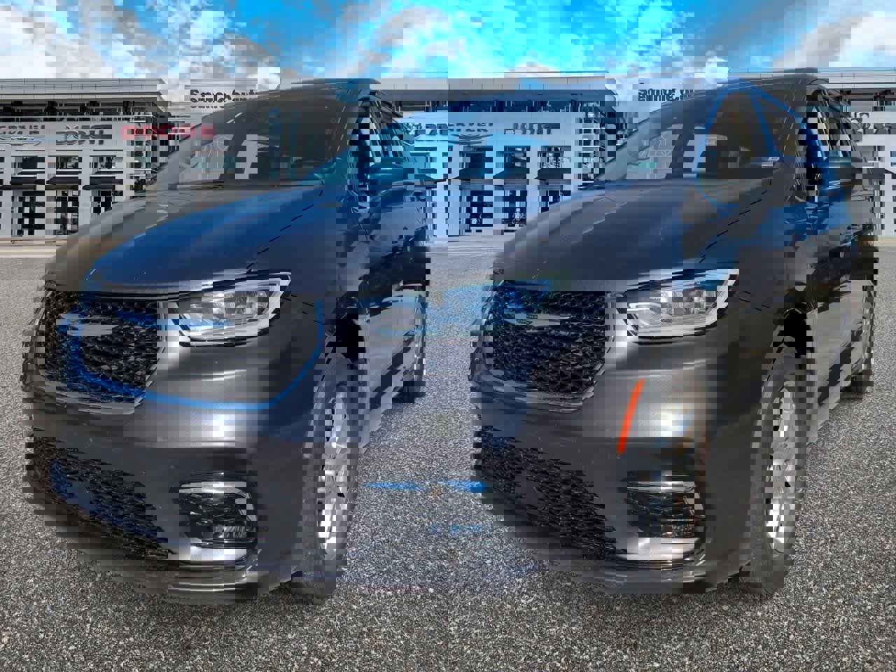 Used 2023 Chrysler Pacifica Touring-L image 4