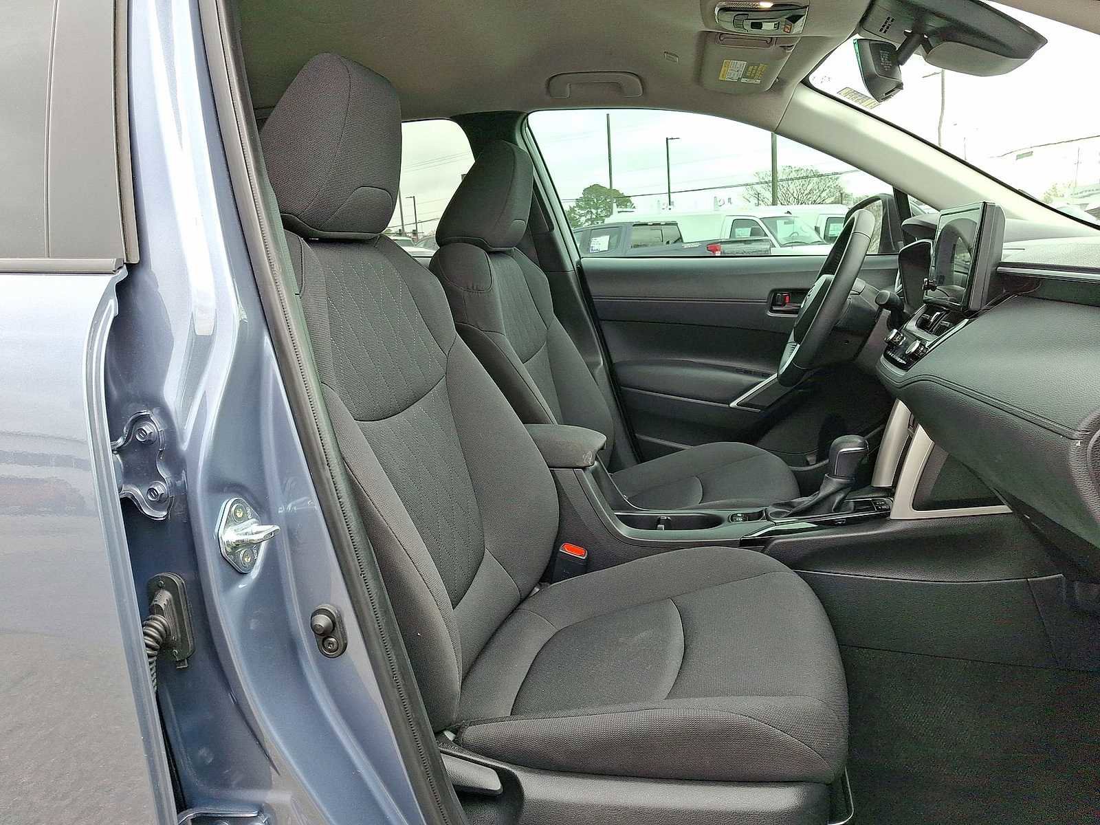 Used 2025 Toyota Corolla Cross LE image 32