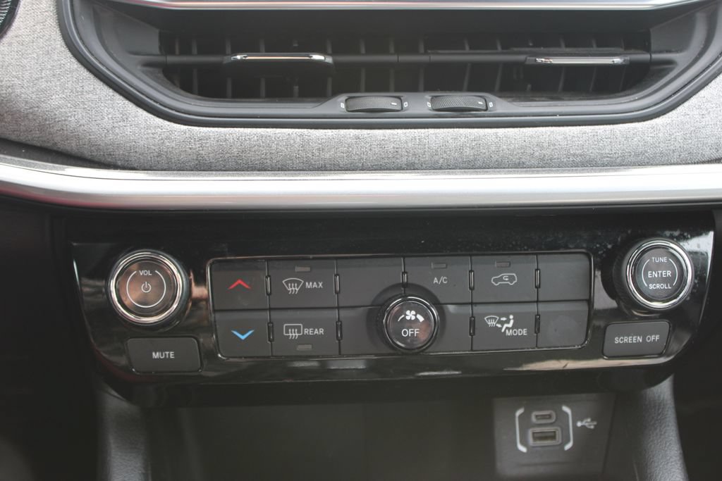 Used 2024 Jeep Compass Latitude AWD/4WD image 39