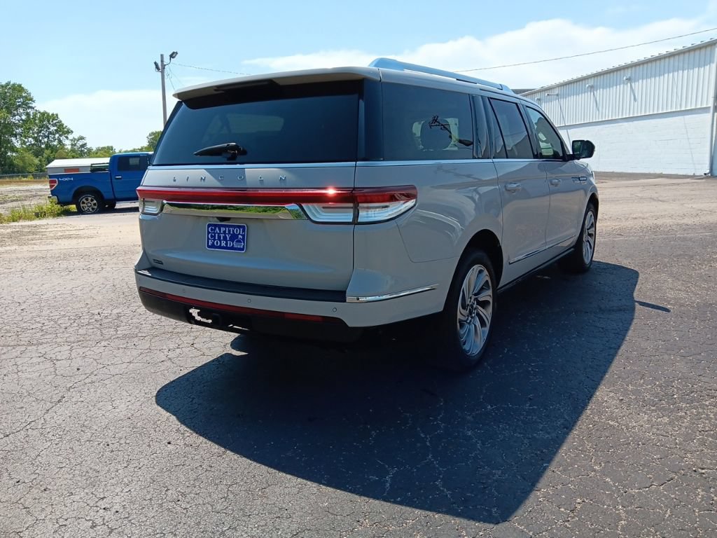 Used 2023 Lincoln Navigator L Reserve AWD/4WD image 5