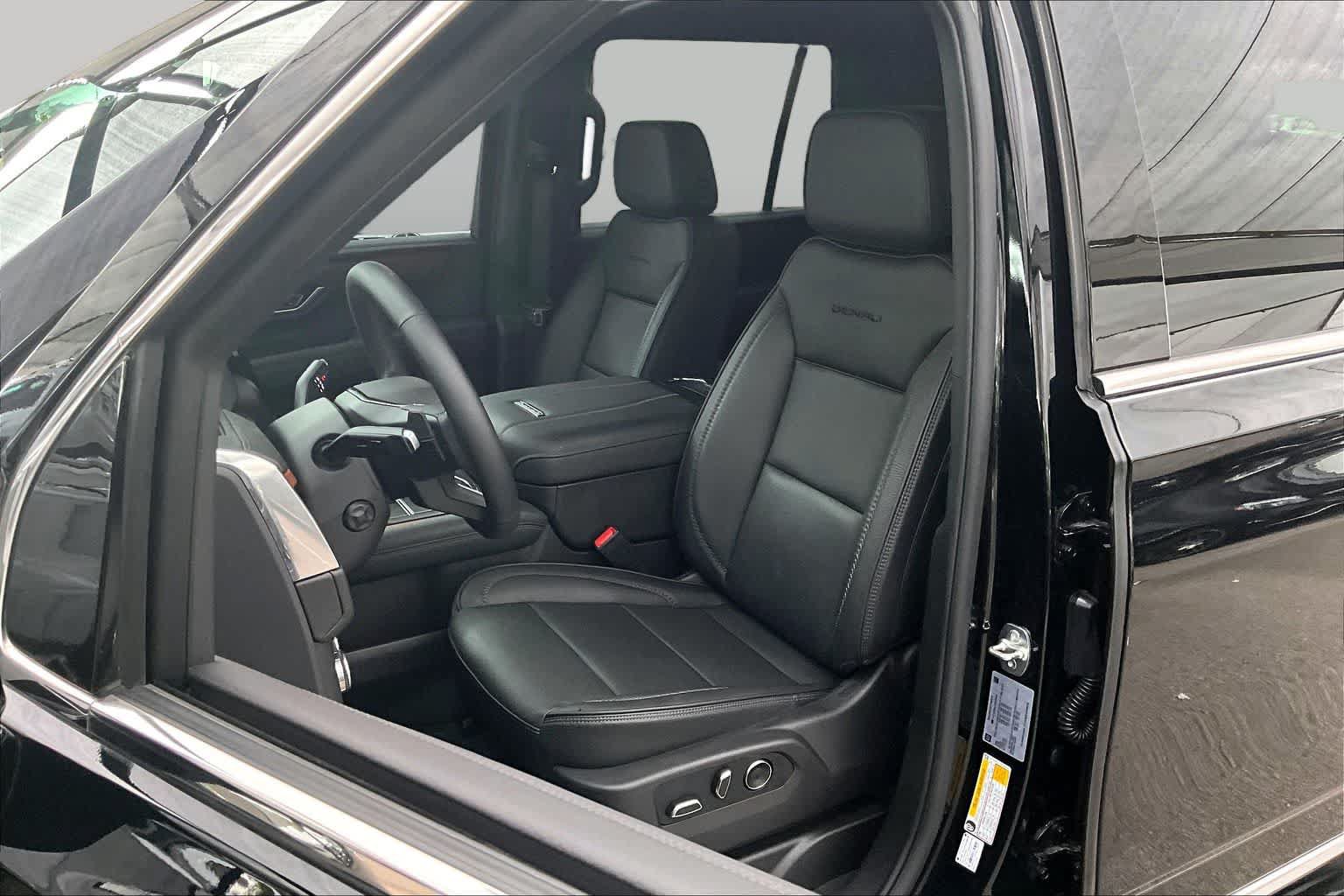 Used 2026 GMC Yukon Denali AWD/4WD image 8