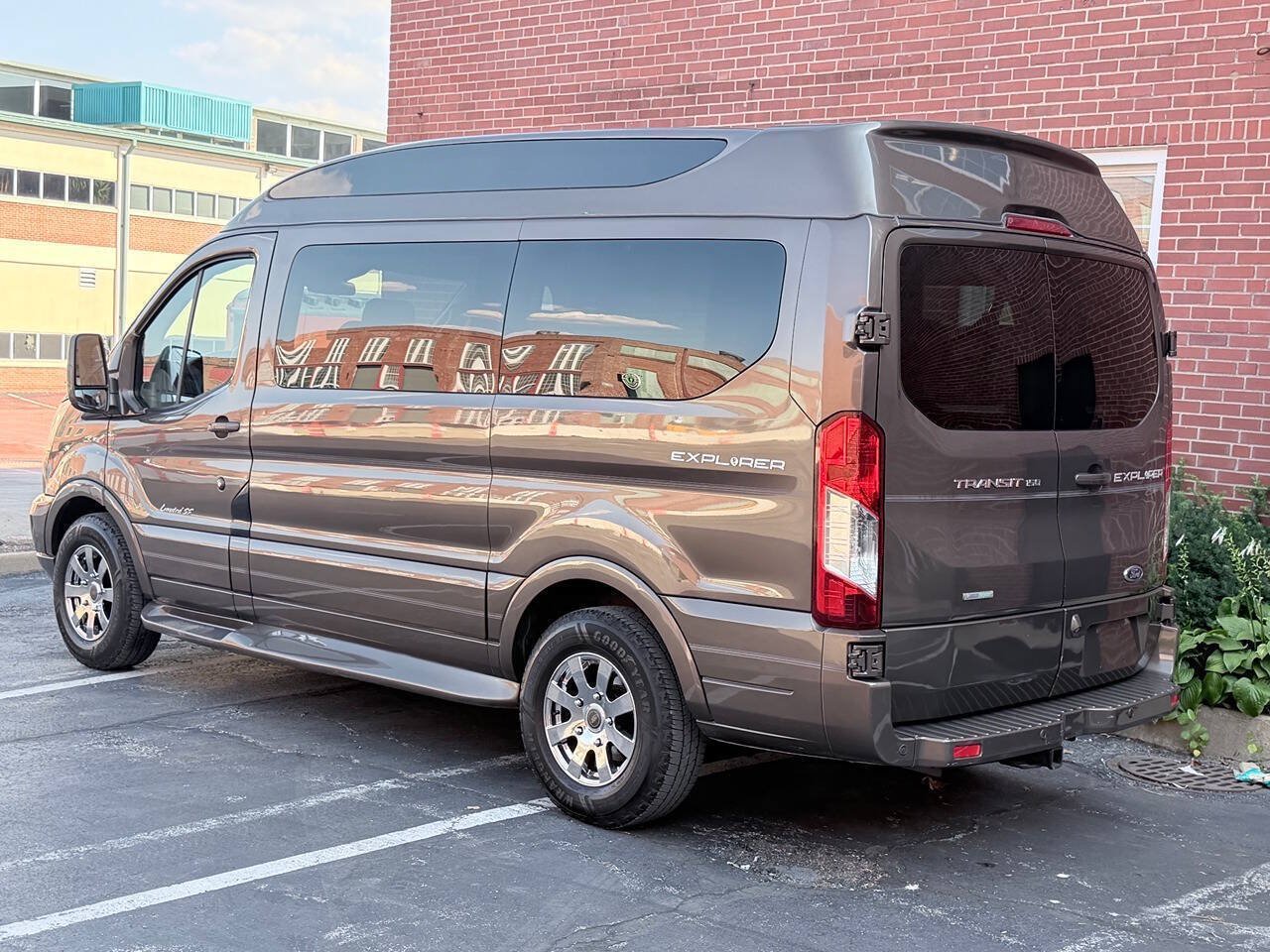 Used 2016 Ford Transit 150 XLT RWD image 4