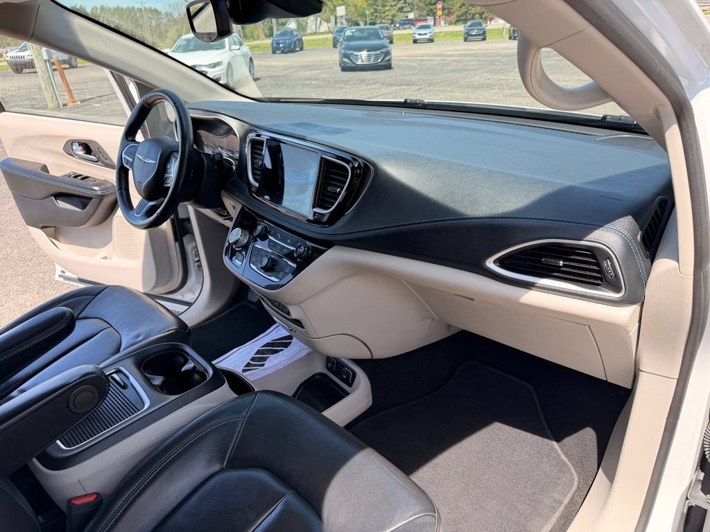 Used 2021 Chrysler Pacifica Touring-L FWD image 35