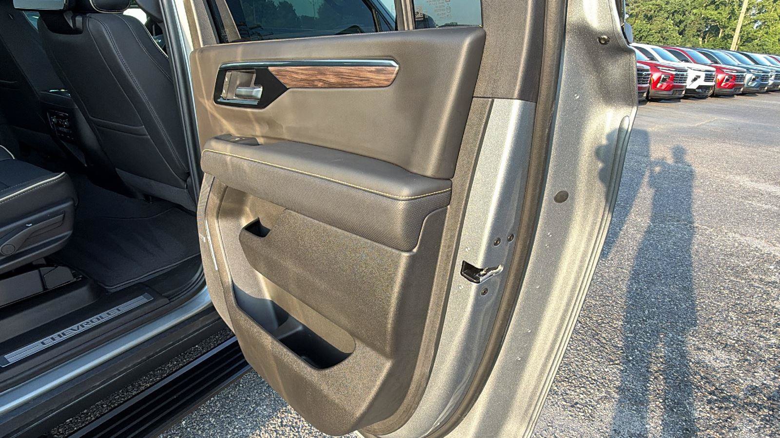 Used 2025 Chevrolet Suburban Premier AWD/4WD image 19
