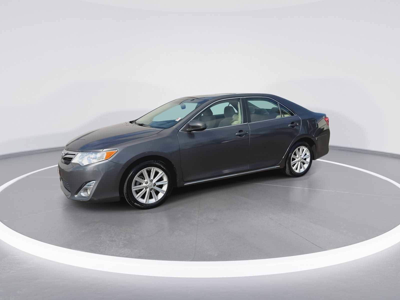 Used 2013 Toyota Camry XLE w/ Convenience Pkg image 4