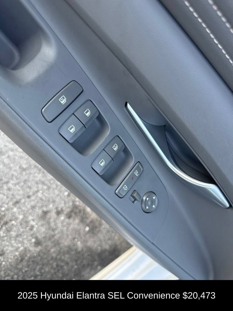 Used 2025 Hyundai Elantra SEL FWD image 12