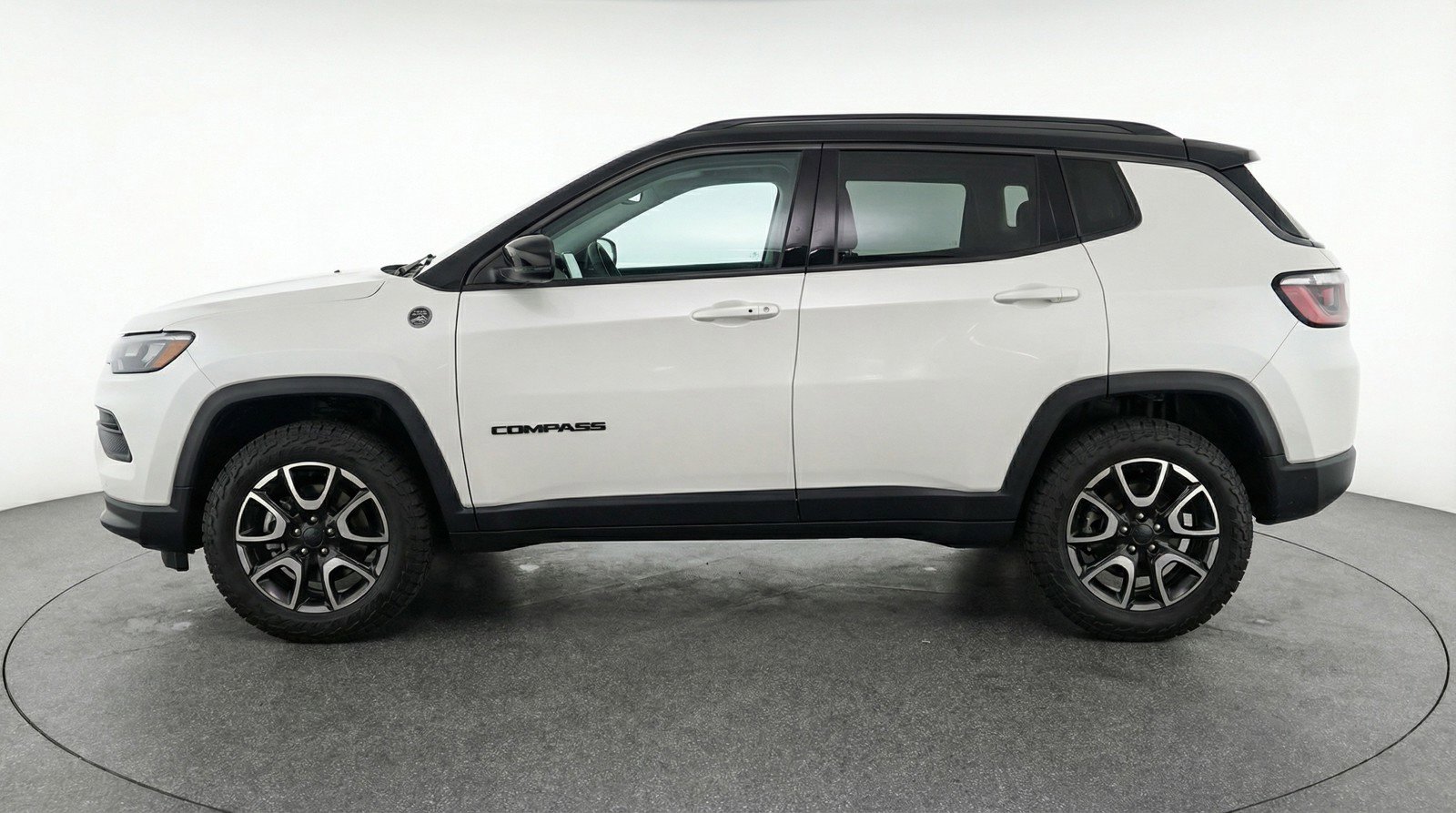 Used 2025 Jeep Compass Trailhawk image 5