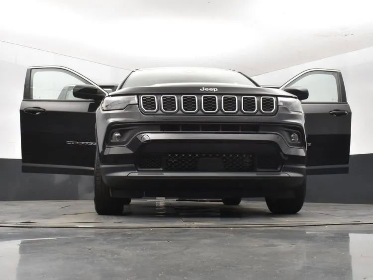 Used 2024 Jeep Compass Latitude AWD/4WD image 11