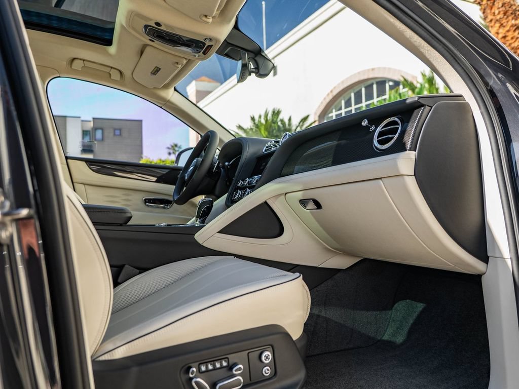 Used 2025 Bentley Bentayga AWD/4WD image 19