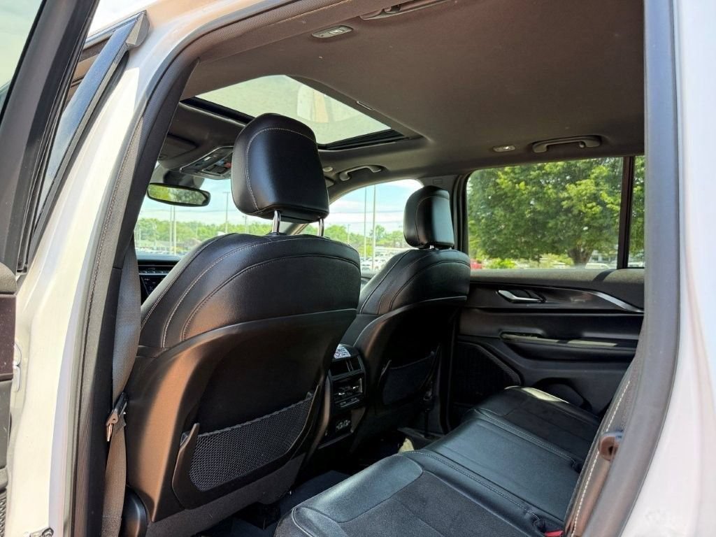 Used 2023 Jeep Grand Cherokee Altitude AWD/4WD image 12