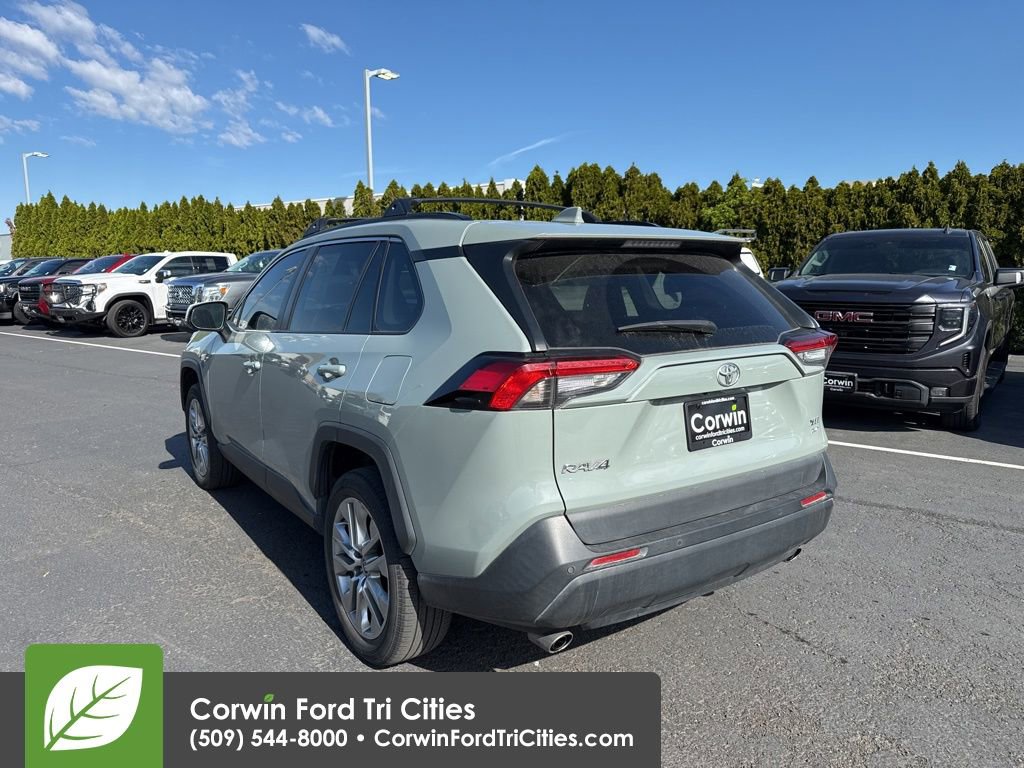 Used 2022 Toyota RAV4 XLE Premium AWD/4WD image 4