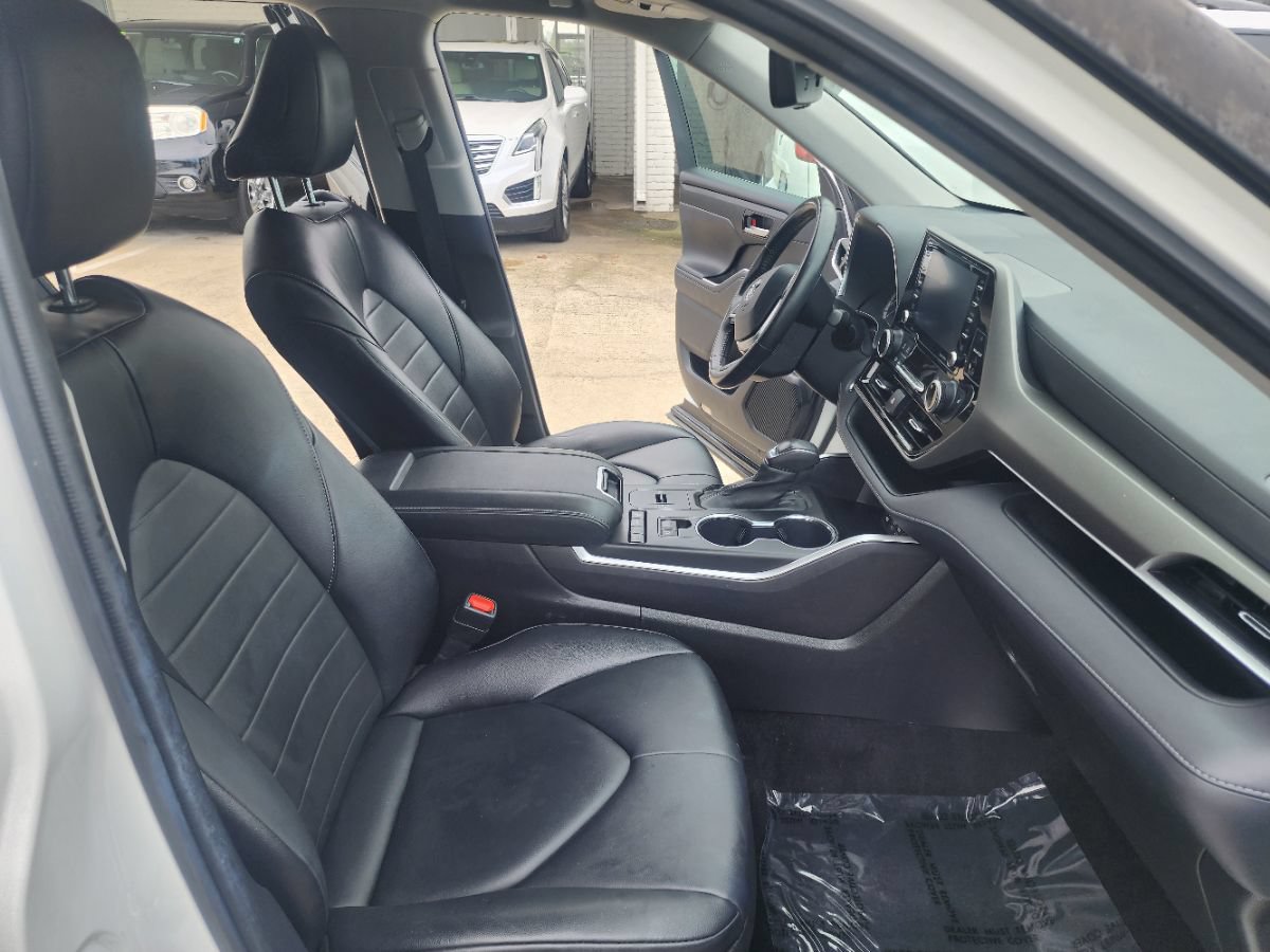 Used 2022 Toyota Highlander XLE FWD image 14