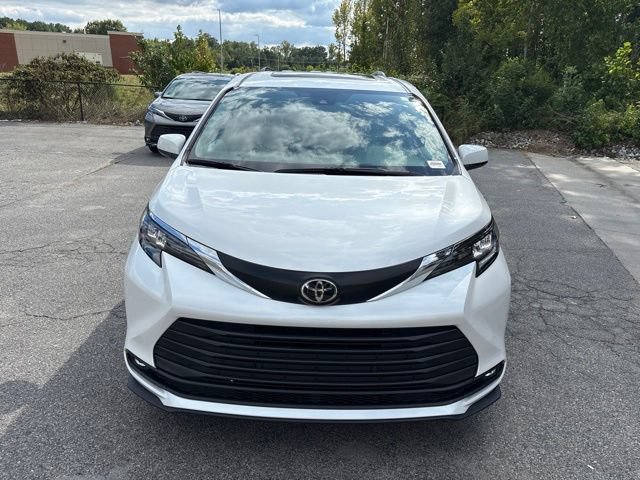 Used 2026 Toyota Sienna XLE FWD image 2