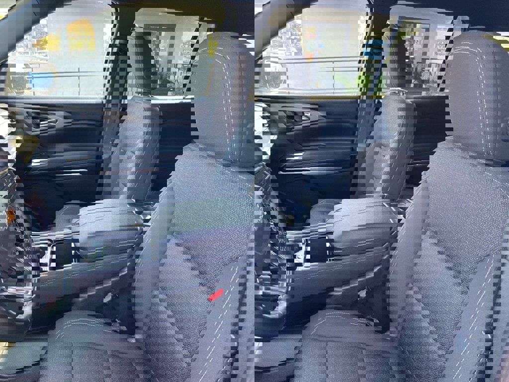 Used 2025 Chevrolet Traverse LT image 31