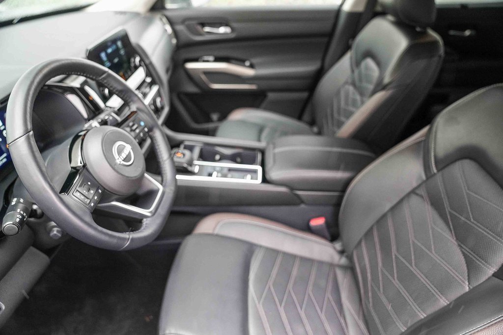 Used 2024 Nissan Pathfinder Platinum image 17