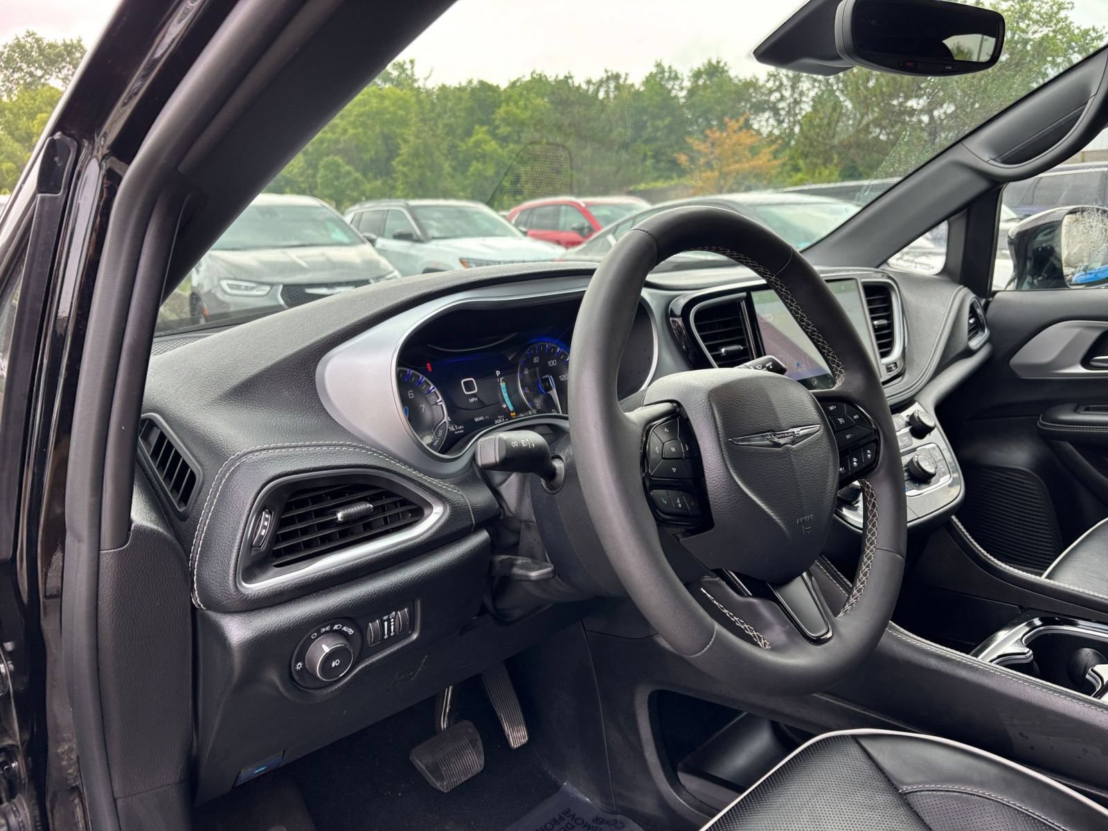 Used 2025 Chrysler Pacifica Limited FWD image 38