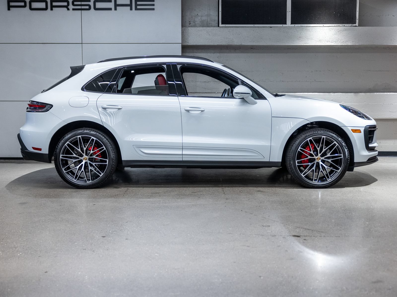 Certified 2025 Porsche Macan S AWD/4WD image 9