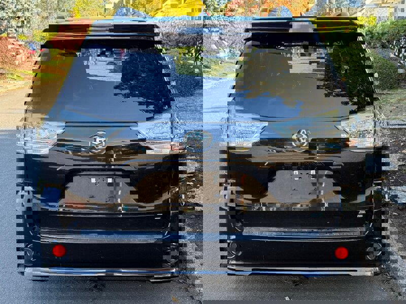 Used 2018 Toyota Sienna SE w/ Carpet Mat Package FWD image 5