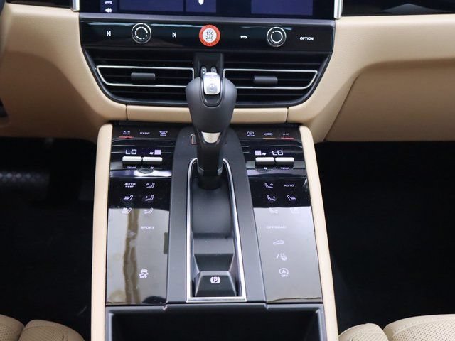 Used 2024 Porsche Macan AWD/4WD image 39