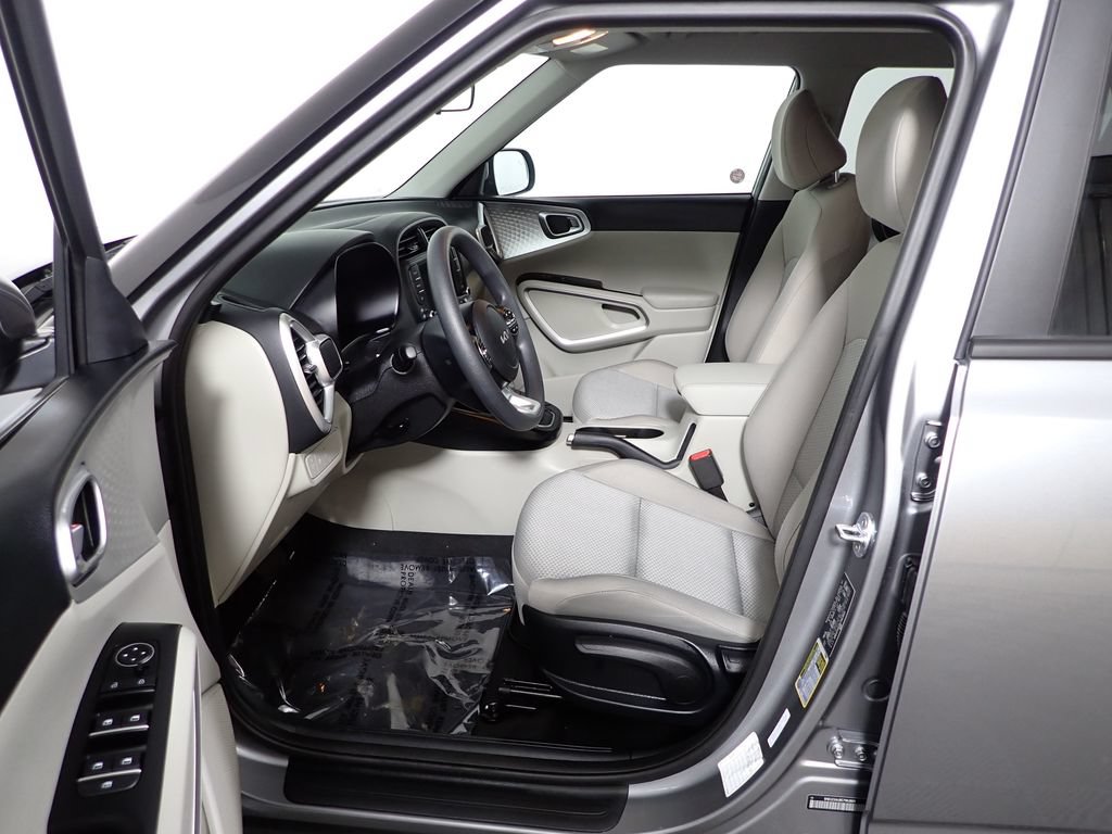 Used 2025 Kia Soul LX w/ LX Technology Package FWD image 23