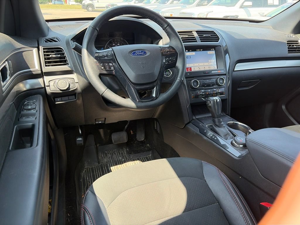 Used 2018 Ford Explorer XLT w/ Equipment Group 202A AWD/4WD image 11