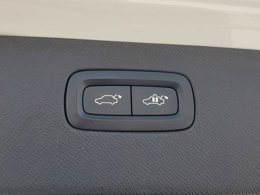 Used 2020 Volvo XC90 T6 Momentum w/ Protection Package Premier image 11