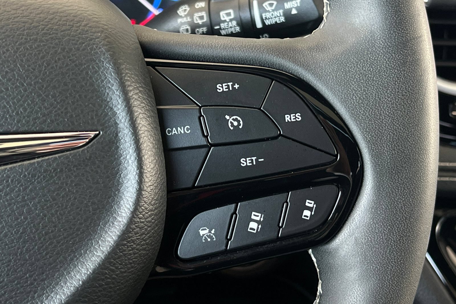 Used 2022 Chrysler Pacifica Limited w/ Uconnect Theater Family Group FWD image 36