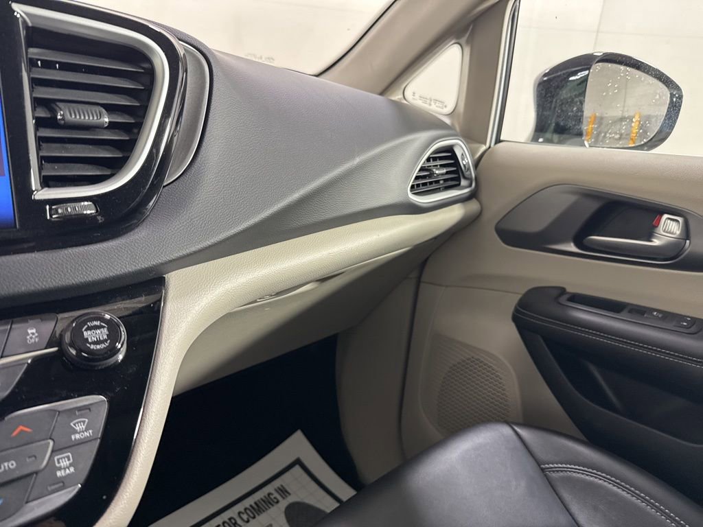 Used 2024 Chrysler Pacifica Touring-L FWD image 31