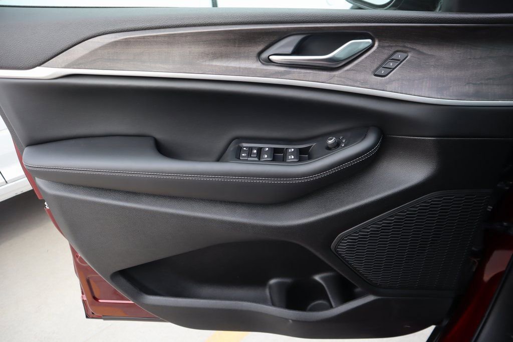 New 2025 Jeep Grand Cherokee L Limited image 17