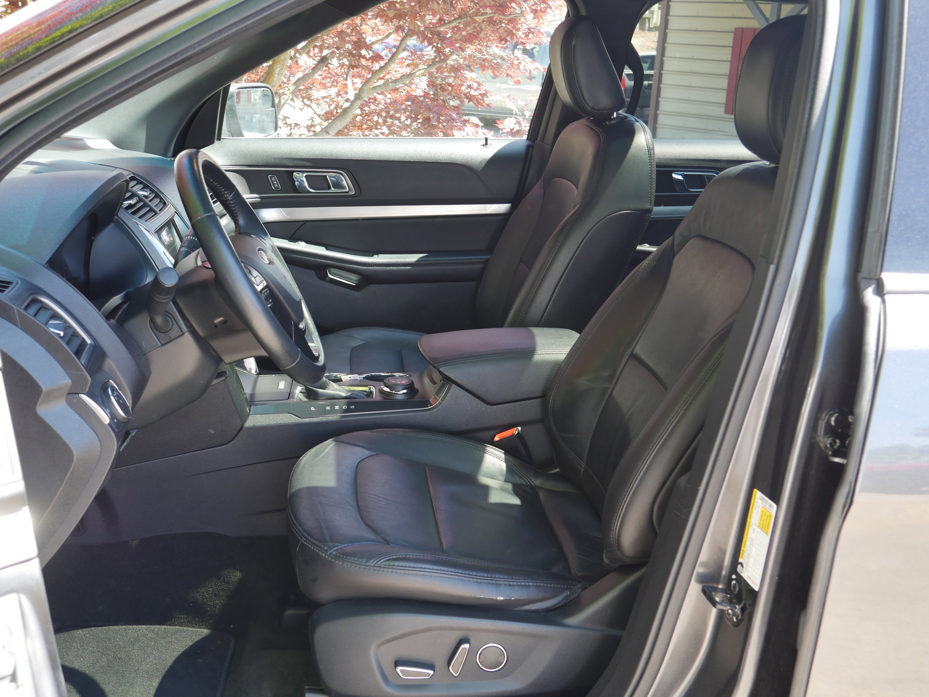 Used 2018 Ford Explorer XLT w/ Equipment Group 202A AWD/4WD image 3