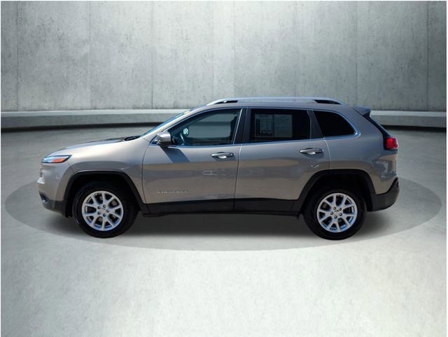 Used 2016 Jeep Cherokee Latitude w/ Cold Weather Group AWD/4WD image 2