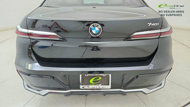 Used 2023 BMW 740i w/ Parking Assistance Package image 11