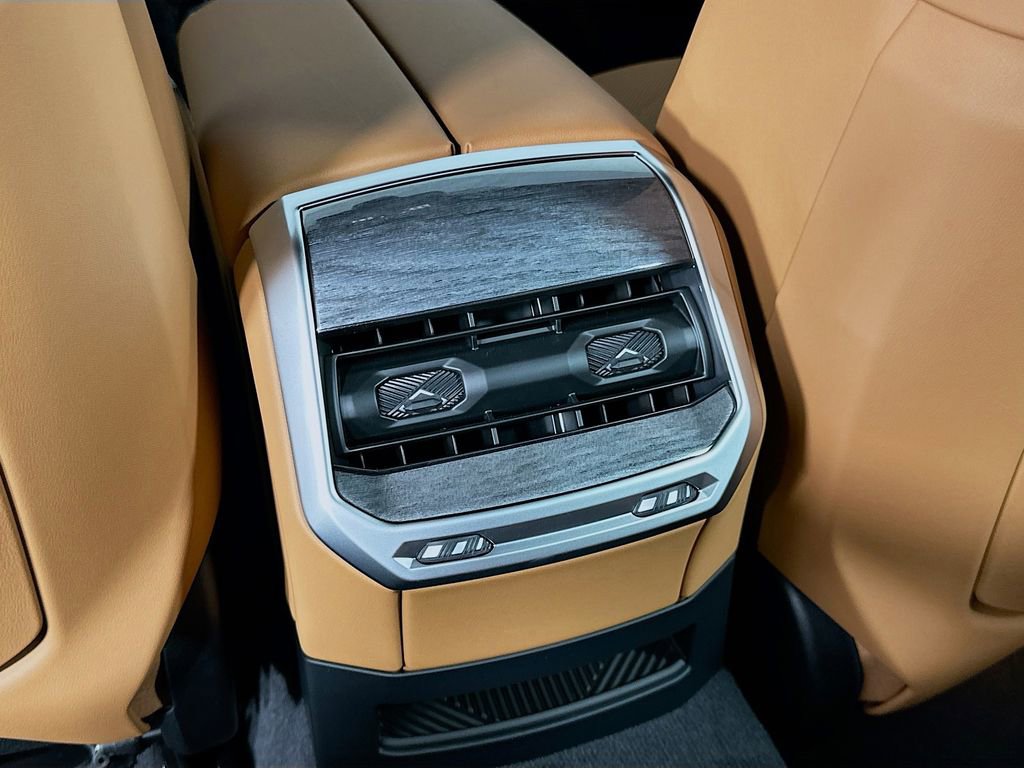 Used 2025 BMW 740i w/ Premium Package RWD image 18