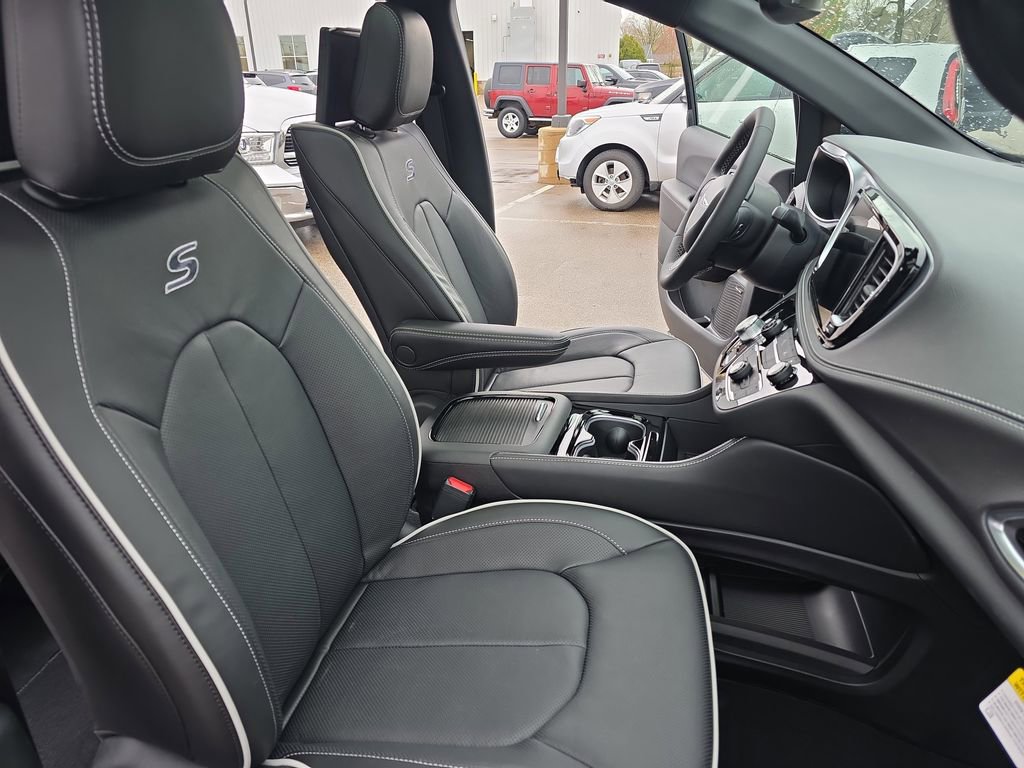 New 2026 Chrysler Pacifica Limited AWD/4WD image 10