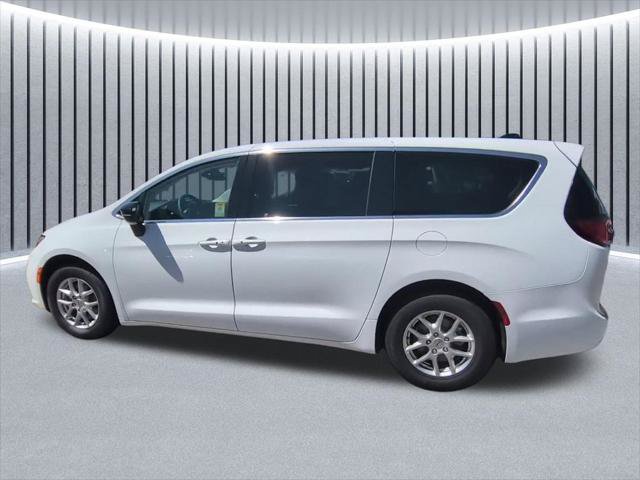 Certified 2024 Chrysler Pacifica Touring-L FWD image 5