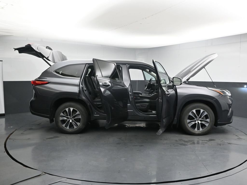 Used 2021 Toyota Highlander XLE AWD/4WD image 44