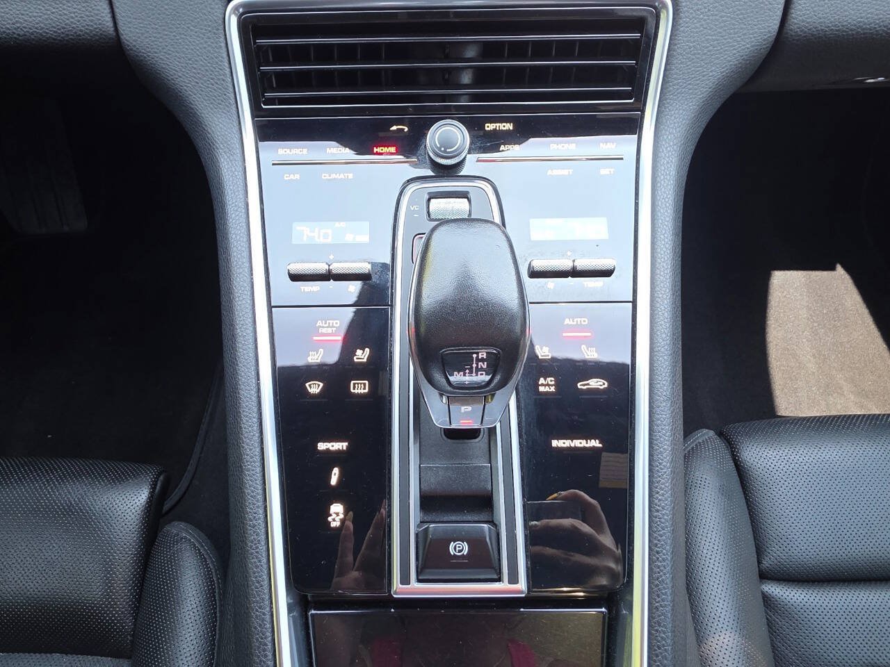 Used 2018 Porsche Panamera 4 AWD/4WD image 36
