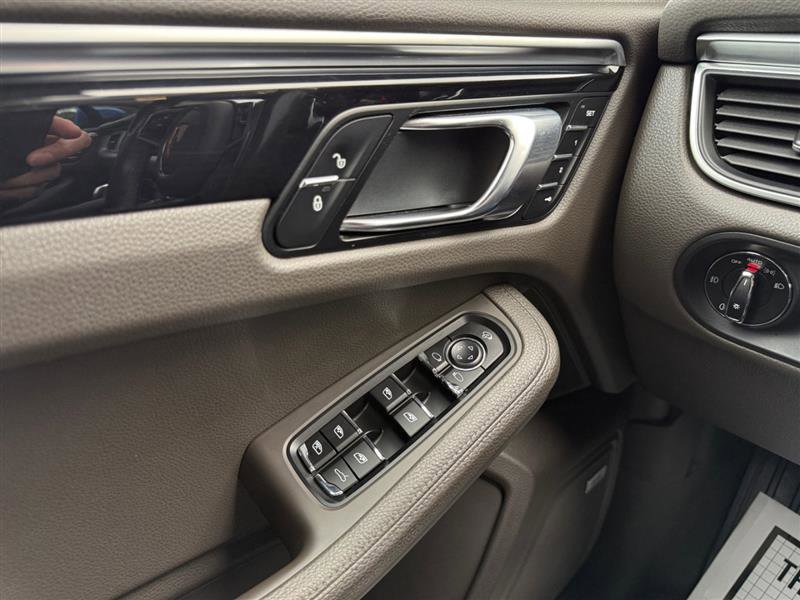 Used 2018 Porsche Macan AWD image 25