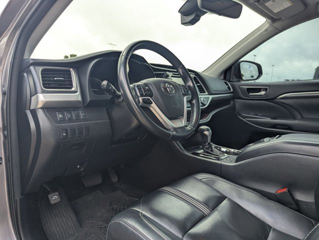 Used 2017 Toyota Highlander SE FWD image 6