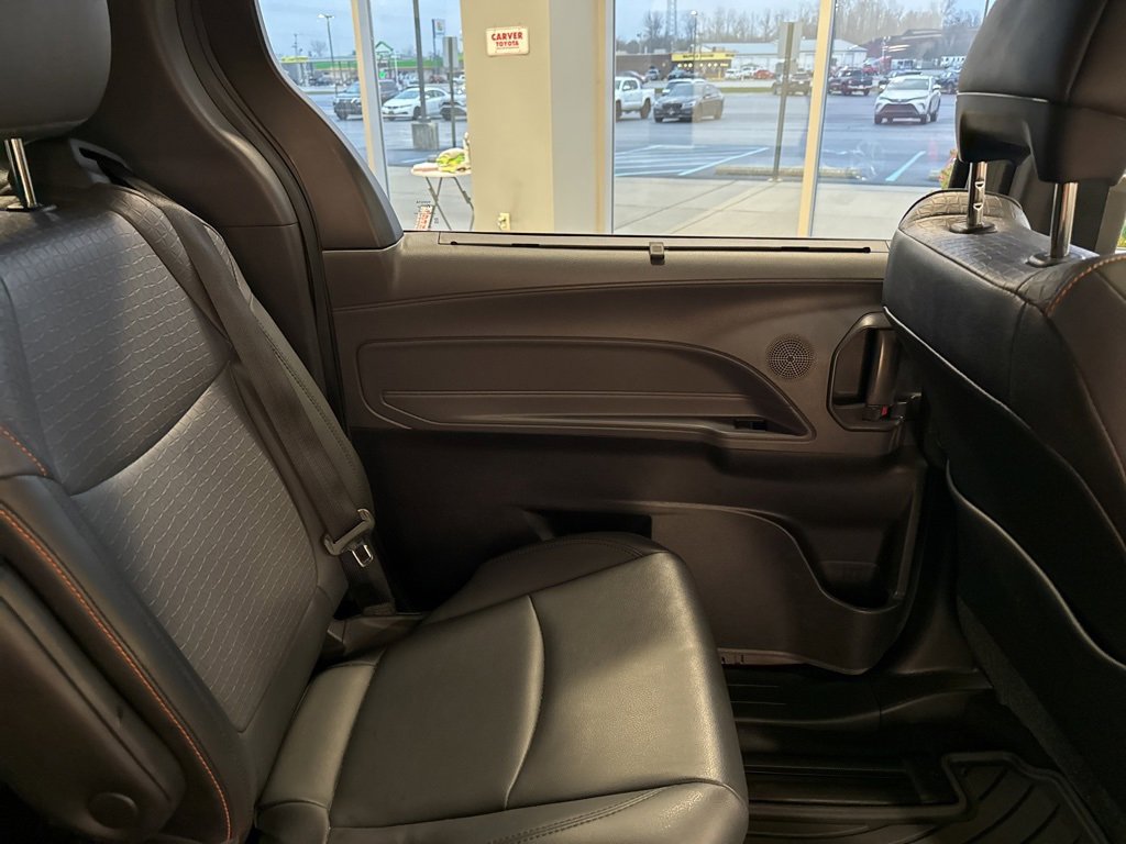 Used 2022 Toyota Sienna XSE image 18