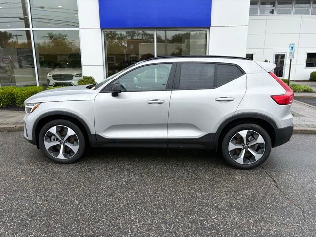 Used 2025 Volvo XC40 B5 Plus AWD/4WD image 2