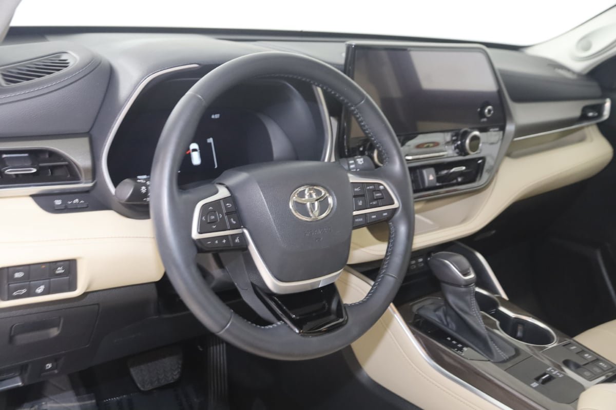 Used 2023 Toyota Highlander Limited AWD/4WD image 6