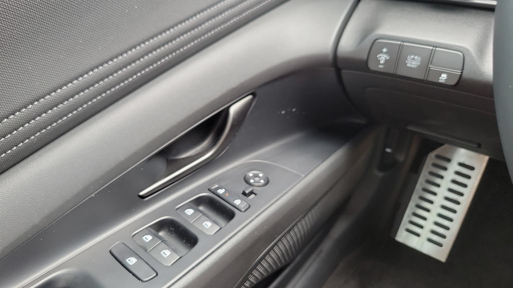 Certified 2025 Hyundai Elantra SEL FWD image 19